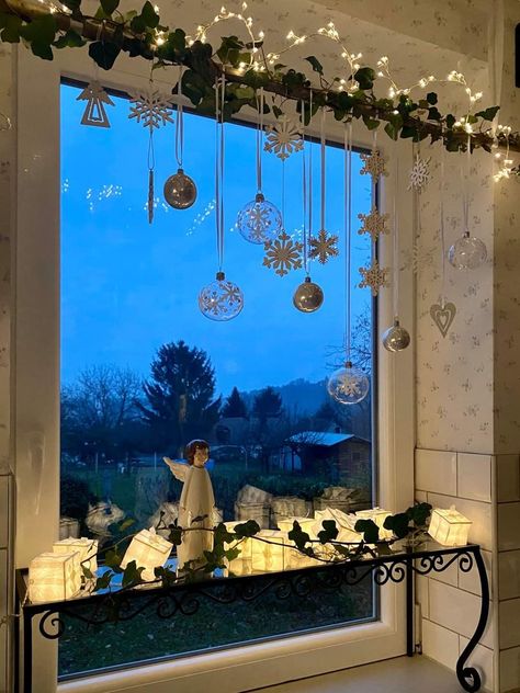 Christmas Nativity Scene Diy, Christmas Decorations Hanging, Apartment Christmas Decor Ideas, Apartment Christmas Decor, Christmas Window Lights, Christmas Decor Trends, Christmas Decorations Centerpiece, Christmas Decorations Apartment, Apartment Christmas