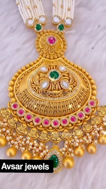 Jwellery Trending 2022, Moti Set, Pearl Bridal Jewelry Sets, Pendent Set, Mangalsutra Design, Bridal Necklace Designs, Gold Bridal Necklace, Embroidery Leaf, Antique Necklaces Design