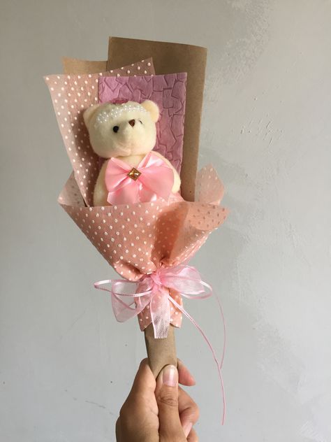 Mini Valentines Gift Ideas, Mini Candy Bouquet, Mini Hampers, Mini Ramos, Mini Flower Bouquet, Chocolate Bouquet Diy, Candy Bouquet Diy, Diy Bouquet Wrap, Flower Bouquet Diy