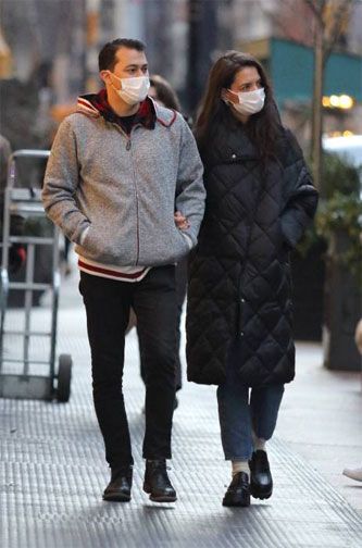 Katie Holmes was photographed wearing  Vagabond Shoemakers while out in New York yesterday and over the weekend! The actress bundled up for the winter weather and completed her chic looks with the Cosmo 2.0 ($160, www.vagabond.com/us)  photo courtesy of  HELLO MAGAZINE. See it here   The shoe is pretty difficult to see clearly in this photo. It doesn’t look like […] The post Katie Holmes Spotted in NYC with Her Significant Other .. Dressed Up for Cold Weather and On-Trend Shoes! Vagabond Cosmo 2.0, Vagabond Shoemakers, Trend Shoes, Hello Magazine, Katie Holmes, Modern Lifestyle, Winter Weather, Significant Other, The Weekend