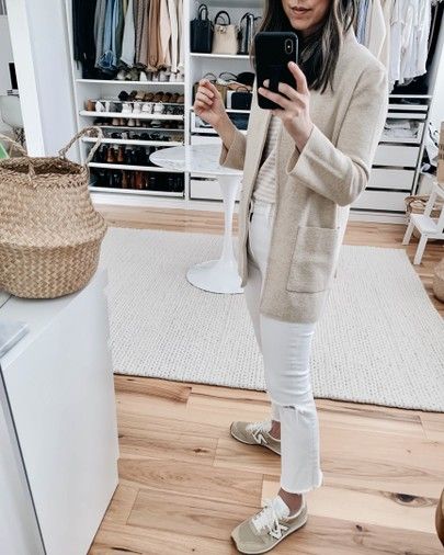 Madewell Sneaker, Ecru Jeans, Sneakers Outfit Casual, New Balance Outfit, Sneaker Outfits Women, Tennis Shoes Outfit, White Jeans Outfit, Clothing Blogs, Sneakers Fashion Outfits