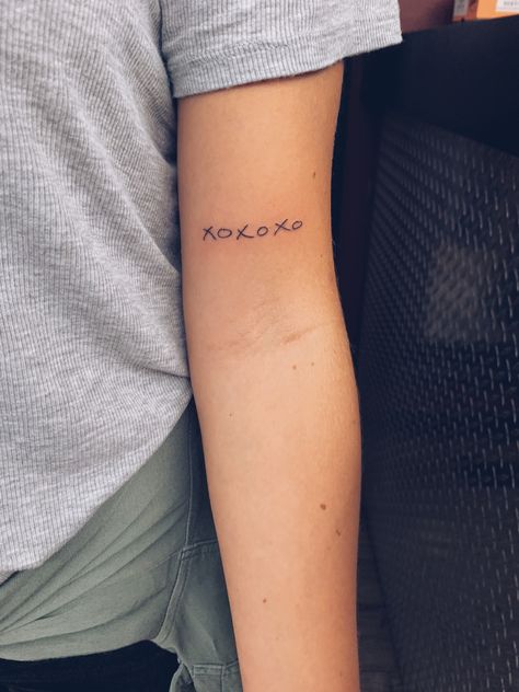 Simple Tattoos Memorial, Grandmothers Handwriting Tattoo, Grandparent Handwriting Tattoo, Grandmas Handwriting Tattoos, Grandparents Writing Tattoo, Xoxoxo Tattoo, Handwriting Tattoo Grandma, Tattoos For Your Grandma, Grandma Tattoo In Memory Of