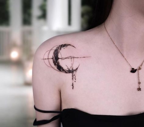 Shoulder Moon Tattoo, Moon Chest Tattoo, Tattoo Leggings, Chest Tattoos, Chest Tattoos For Women, Tattoos Geometric, Chest Piece Tattoos, Tatuaje A Color, Discreet Tattoos