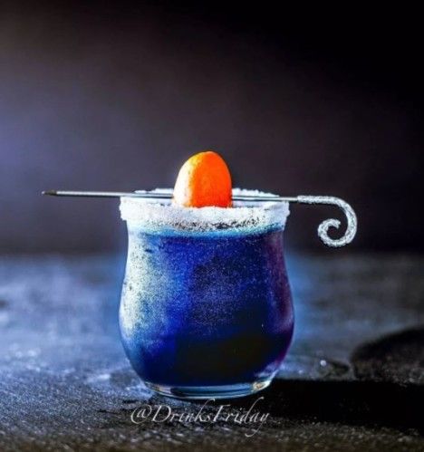 How To Make Indigo Gin Martini Indigo Gin Recipes, Indigo Gin Cocktails, Moonshine Cocktails, Blue Gin, Blueberry Gin, Moonshine Recipe, Hard Drinks, Strawberry Gin, Gin Martini