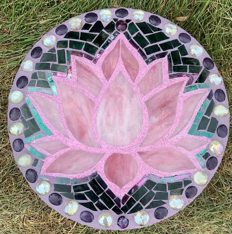 Mosaic Garden Rocks, Stepping Stone Design Ideas, Mandala Mosaic Patterns, Mosaic Stepping Stones Patterns, Stained Glass Stepping Stones, Decorative Stepping Stones, Mosaic Stepping Stone, Mosaic Tiles Crafts, Mosaic Stepping Stones