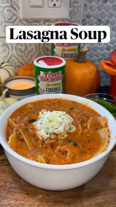 A delicious soup recipe for friends and family! The sweet and sourness of the tomato sauce will blow you away! This food recipe is perfect for food snapchat! Lasagna soup is quick and easy to make! Credits: @heresyourbite Chilled Soups, Easy Lasagna Soup, Lasagna Soup Recipe, Fall Soup Recipes, Fun Baking, Lasagna Soup, Delicious Soup Recipes, Family Dinner Recipes, Food Recepie