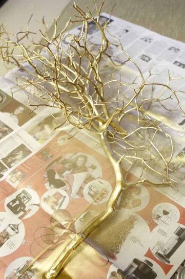 7 Incredible Uses for Gold Spray Paint | Lorri Dyner Spray Paint Branches, Tree Branches Decor, Painting Minecraft, Painted Branches, Spray Paint Cans, Tafel Decor, Business Boutique, Gold Spray Paint, Gold Spray