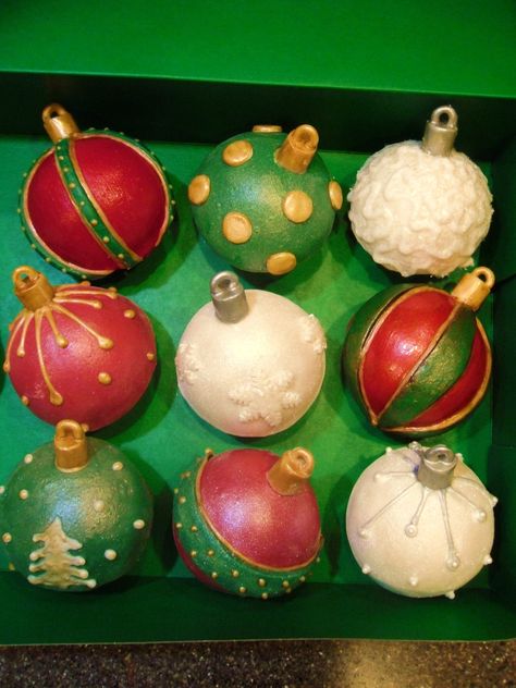 Ornament Cupcakes, Bake Cupcakes, Plastic Craft, Christmas Cake Pops, Xmas Cake, Modeling Chocolate, Xmas Food, Christmas Cupcakes, Little Cakes