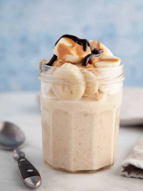 Peanut Butter & Banana Overnight Oats | Weight Watchers | Pointed Kitchen Overnight Oats Weight Watchers, Peanut Butter Banana Overnight Oats, Overnight Oats Recipe Easy, Sugar Free Chocolate Syrup, Overnight Oats With Yogurt, Weight Watchers Program, Easy Overnight Oats, Oat Recipes Healthy, Recipe Builder