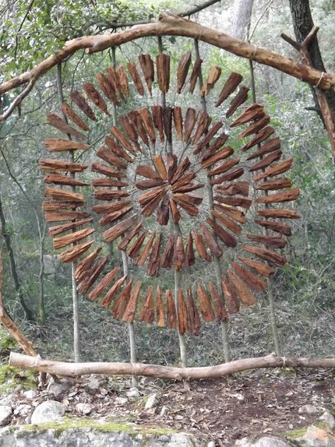 Land Art Ideas, Forest Sculpture, French Forest, Nature Sculpture, Ephemeral Art, Play Garden, Driftwood Art Diy, Garden Netting, Sensory Garden