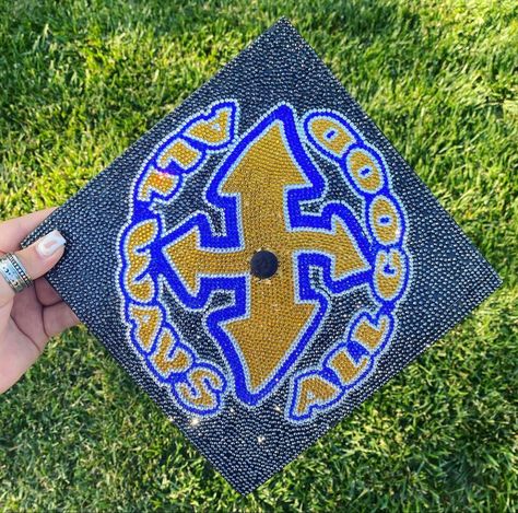 Hand made college graduation cap inspired by Daniel Ricciardo’s 2021 F1 season helmet Formula 1 Graduation Cap, F1 Graduation Cap, Daniel Ricciardo Hands, Daniel Ricciardo Helmet, F1 Cap, Cap Decoration, Daniel Ricciardo, Cap Ideas, Graduation Cap Decoration