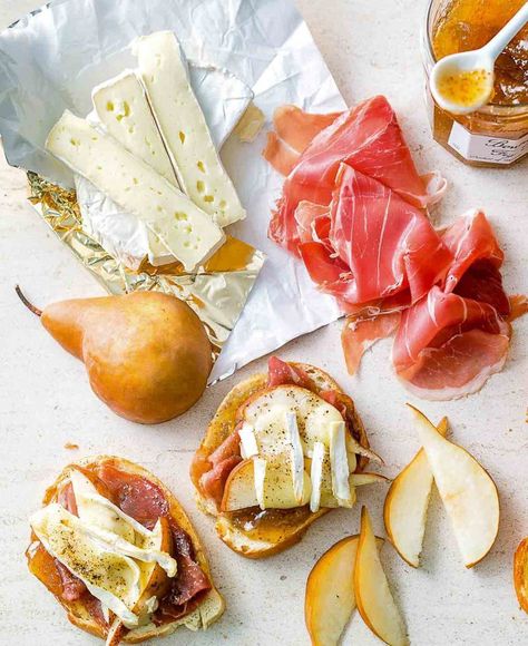 Prosciutto, Pear, and Brie Toasts Recipe | Leite's Culinaria Pear And Prosciutto Appetizers, Pear And Brie, Brie Baked, Making Half A Recipe, Prosciutto Appetizer, Simple Appetizer, Cheese Snack, Snack Easy, Queso Brie