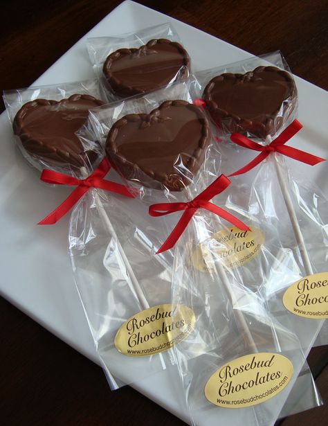 Milk Chocolate Heart Lollipops filled with Caramel... Wedding Favors...Valentine's Day www.rosebudchocolates.com Valentine Chocolate Packaging, Caramel Wedding, Chocolate San Valentin, Heart Lollipops, Chocolate Bar Design, Food Wedding Favors, Lollipop Favors, Tea Wedding Favors, Chocolate Pack