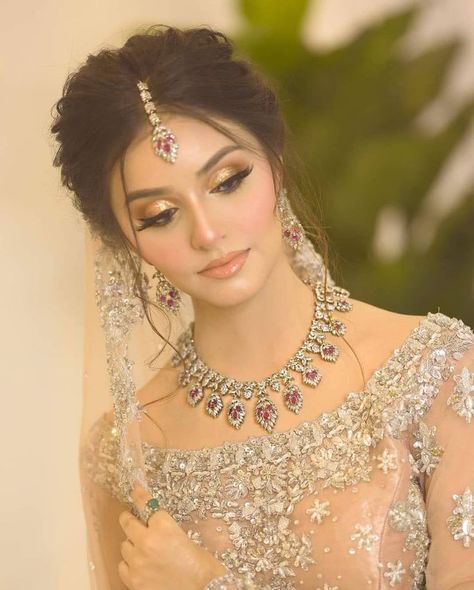 Hairstyle And Makeup, Pakistani Bridal Hairstyles, Casual Bridal Dress, Indian Bride Makeup, Pakistani Bridal Makeup, Bridal Makeup Images, Asian Bridal Dresses, Bridal Dresses Pakistan, Beautiful Pakistani Dresses