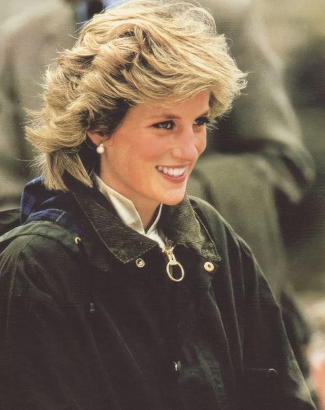 Princess Diana Spencer ,🌹 Queen of People's Heart, 🪦 August 31, 1997. Paris ⚜ Late Princess Of Wales Diana Spencer (1961 - ∞) ⚜ #princessdiana #diana #dianaspencerprincessofwales #dianaspencer #ladydiana #royalfamily #royal Princess Diana Daughter, Diana Haircut, Princess Diana Wedding, Diana Wedding, Princess Diana Fashion, Princess Diana Family, Princess Diana Photos, Princess Diana Pictures, Princess Coat