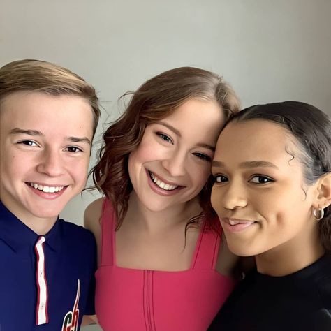 Mina Sundwall, Lost In Space Cast, Maxwell Jenkins, Danger Will Robinson, Taylor R, Taylor Russell, Debby Ryan, Blonde Boys, Lost In Space