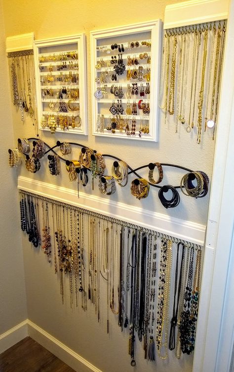 Jewelry Wall Organizer Diy, Eyeglasses Organizer Diy, Jewelry Wall In Closet, Jewelry Organizer For Closet, Jewelry Organizer Wall Closet Ideas, Wall Storage For Jewelry, Diy Wall Jewelry Display, Jewelry Display In Closet, Small Mirrors On Wall Bedroom