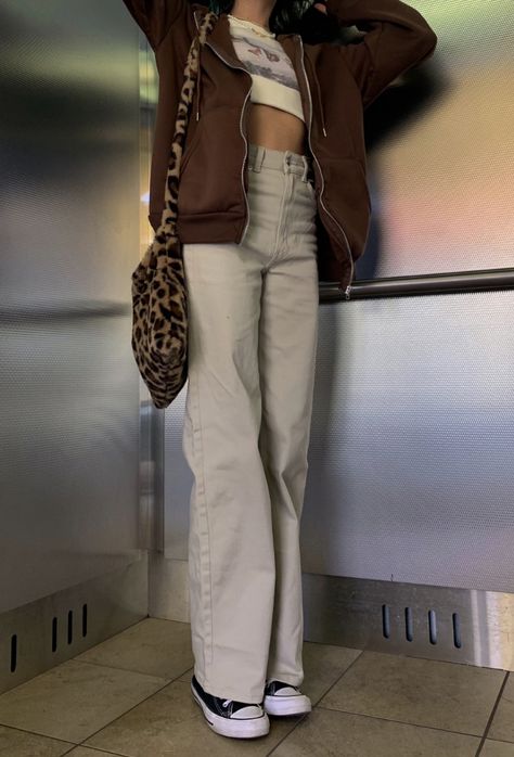 Creme Jeans Outfit, Tan Jeans Outfit, Beige Jeans Outfit, Tan Pants Outfit, Beige Pants Outfit, Dark Khaki Pants, Colored Pants Outfits, Khaki Pants Outfit, Tan Outfit