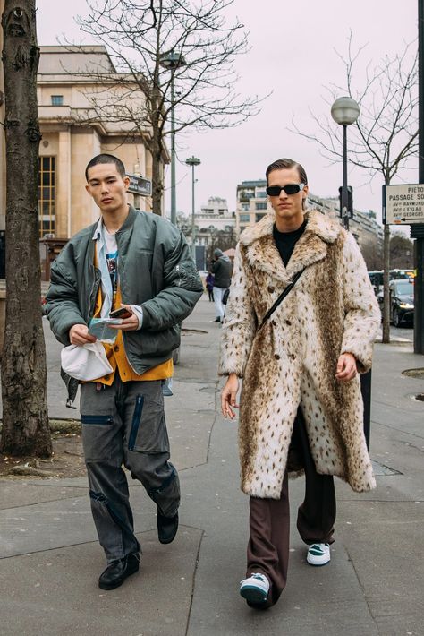 Paris Street Style Men, Jean Top Outfits, American Street Fashion, Ny Street Style, Mens Fashion Week Street Style, Paris Fashion Week Men, Jeans Outfit Winter, Fashion Week Outfit, Black Men Street Fashion