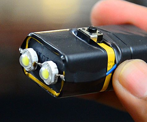 Super Bright Flashlight, Led Spot Light, Bright Led Flashlight, Diy Tech, Led Projects, 9 Volt Battery, Electronics Basics, Electronic Circuit Projects, Electrical Projects