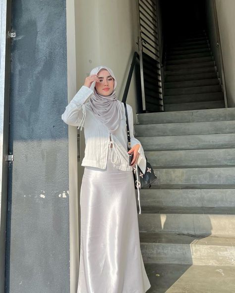 Ootd Rok Satin, Feminine Hijab Outfit, Satin Skirt Outfit Hijab, Shimmer Skirt Outfit, Modal Lancap, Aesthetic Hijabi Outfits, Aesthetic Hijabi, Kondangan Outfit, Outfit Ngampus