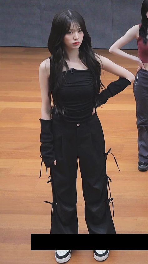 Wonyoung Black Outfit, Wonyoung Style Outfit, Wonyoung Casual Outfit, Wonyoung Ive Outfit, Wonyoung Fits, Wonyoung Black, Wonyoung Style, Wonyoung Outfit, Inverted Triangle Outfits