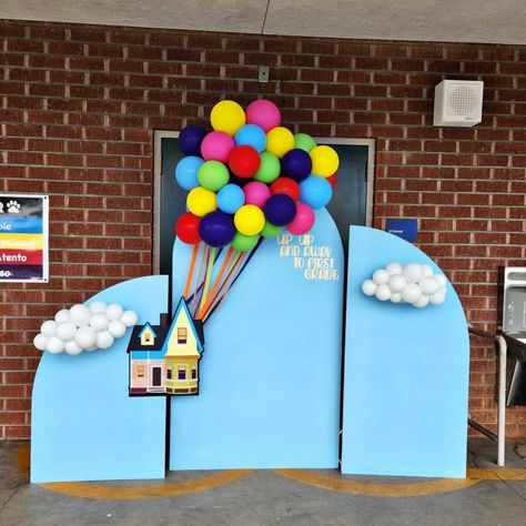 Up Disney Backdrop, Up Themed Party Decor, Kinder Graduation Theme, Kindergarten Graduation Table Ideas, Kindergarten Graduation Party Decor, Up The Movie Decorations, Graduation Kindergarten Decoration, Kindergarten Graduation Backdrop Ideas, Up Graduation Theme