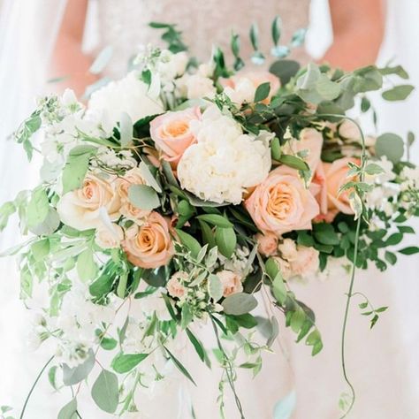 Peach Wedding Ideas, Peach Ideas, Peach Wedding Theme, Cream Wedding Flowers, Peach Wedding Bouquet, Wedding Peach, Peach Bouquet, Bloom Photography, Peach Wedding Flowers