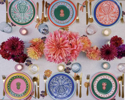 How To Set A Maximalist Table with Rosanna Falconer | The World of La DoubleJ Tafel Decor, Table Setting Inspiration, Dinner Party Table, Table Setting Decor, Beautiful Table Settings, Keramik Design, Festa Party, Pineapple Print, Birthday Dinners