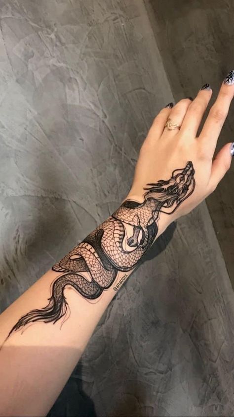 Forearm Tattoo Women Traditional, Dragon Tattoo Female, Dragon Forearm Tattoo Women, Cover Up Hand Tattoos, Baddie Forearm Tattoos, Edgy Tattoos Grunge, Dragon Tattoo Wrapped Around Arm, Tattoo Brazo Mujer, Arm Tattoos For Women Forearm