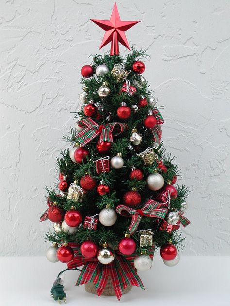 Mini Tree Ideas Christmas, Mini Christmas Trees Decorated, Small Tree Decor, Christmas Small Tree Ideas, Christmas Tree Ideas Mini, Small Xmas Tree Ideas, Tiny Tree Decorating Ideas, Small Christmas Tree Aesthetic, Small Christmas Tree Decorations Ideas