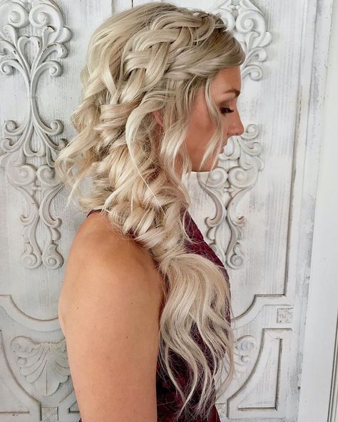 Kαყʅα Aɳɳҽ on Instagram: “Elsa braids aren’t going anywhere, & I’m not mad about it! The only thing making this pretty girl’s, pretty braid, prettier... is her hair…” Bridal Hair Side Braid Loose Curls, Elsa Braid Wedding Hair, Boho Mermaid Braids, Elsa Hairstyle, Fish Braid, Pretty Braid, Elsa Braid, Prom Braid, Romantic Braid