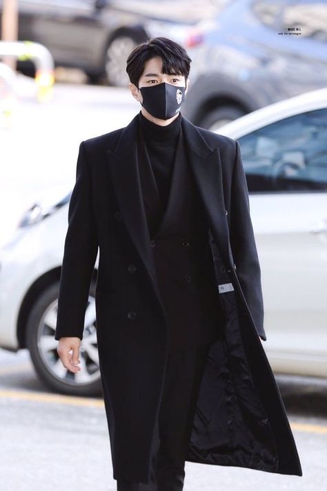 Korean Men Suit Fashion, Sweater Suit Men, Korean Fashion Men Formal Suits, Bodyguard Outfit Men, Bodyguard Korean, Turtle Neck Suit Men, Winter Outfits Aesthetic Korean, Korean Black Outfit, Korean Men Suit