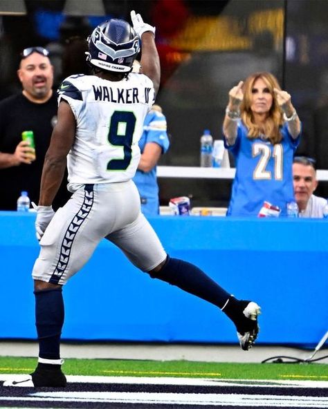 Kenneth Walker, Football Drip, Nfl Football Pictures, Seattle Seahawks Football, Nfl Photos, Seahawks Football, Haters Gonna Hate, The Blitz, Football Is Life