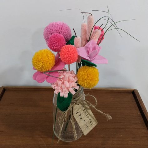 "Grateful for you" tag Pom Pom Flower Bouquet, Hospital Craft, Pom Pom Bouquet, Pompom Crafts, Pom Flowers, Pom Pom Flowers, Mother's Day Bouquet, Handmade Plushies, Pom Pom Crafts