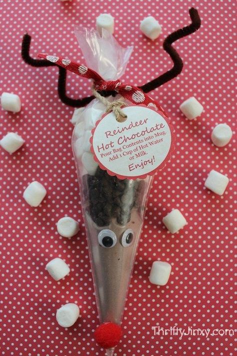 Reindeer themed Hot Chocolate Mix Diy Kids Christmas Presents, Reindeer Cones, Chocolate Reindeer, Reindeer Hot Chocolate, Diy Christmas Gift Ideas, Christmas Food Gifts, Easy Christmas Gifts, Diy Holiday Gifts, Christmas Mason Jars