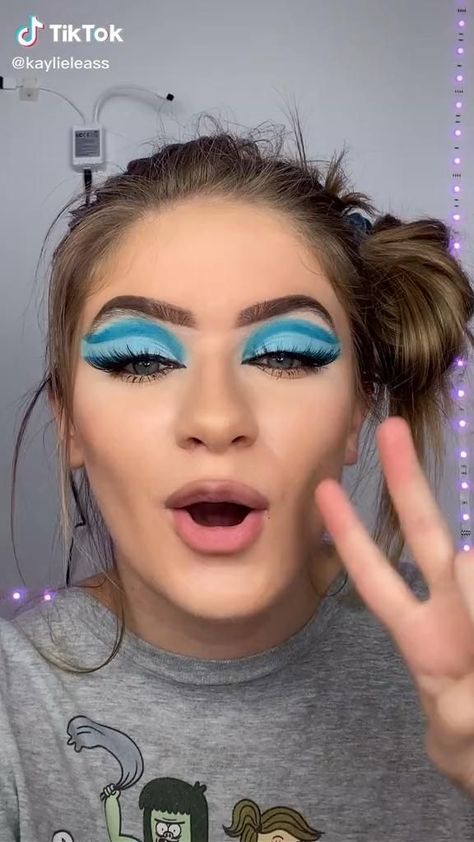 There is a new way to get pretty lashes for only a fraction of the time and cost and without the mess. Introducing: the Glow magnetic eyeliner and eyelashes system... Eyeliner And Eyelashes, Tiktok Filters, Tiktok Trends, Face Paint Makeup, Makeup Humor, Face Art Makeup, Cool Makeup Looks, Scary Makeup, Crazy Makeup