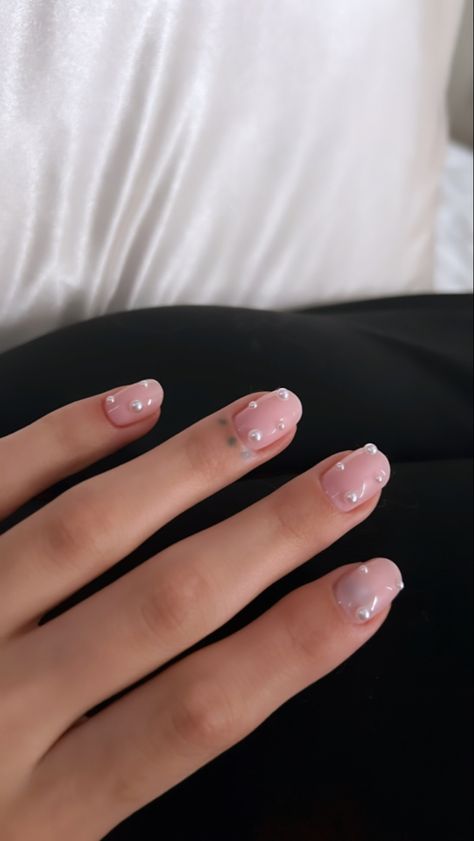 Short Soft Gel Nails, Kylie Jenner Short Nails, Short Square Nails With Gems, Pink And White Nails Gel, Pearl Short Nails, Short Nails With Pearls, Pearl Nails Short, Pearl Gem Nails, Short Pearl Nails