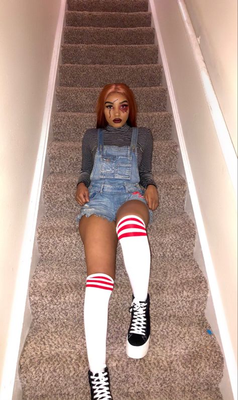 Simplest Halloween Costume, Holloween Costume Baddie, Halloween Game Costumes, Hawollen Costumes Ideas, Chunky Costume Women, Halloween Horror Nights Outfit Ideas, Disfrases Caseros Mujer Ideas, Chucky Girl Costume, Chucky Makeup Female