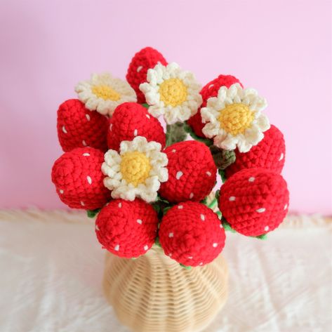 Really love this, from the Etsy shop GFSiS. https://etsy.me/3E0avMl #etsy #flowersarrangement #giftformom #crochetflowersbulk #housewarminggifts #giftsforher #handmadedaisy #flowerbunch #anniversarygift #strawberrybouquet Flower Bouquet Crochet, Flower Office, Beautiful Flower Bouquet, Bouquet Crochet, Strawberry Flower, Crochet Strawberry, Daisy Bouquet, Crochet Bouquet, Everlasting Flowers