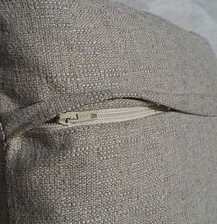 Hidden zipper tutorial -tried and tested, works a treat, I'm gonna make all my cushion covers with this zip finish,a good tutorial. Zipper Tutorial, Háčkované Lemy, Sewing Cushions, Sew Zipper, Costura Diy, Sewing Pillows, Techniques Couture, Sewing Lessons, Diy Pillows