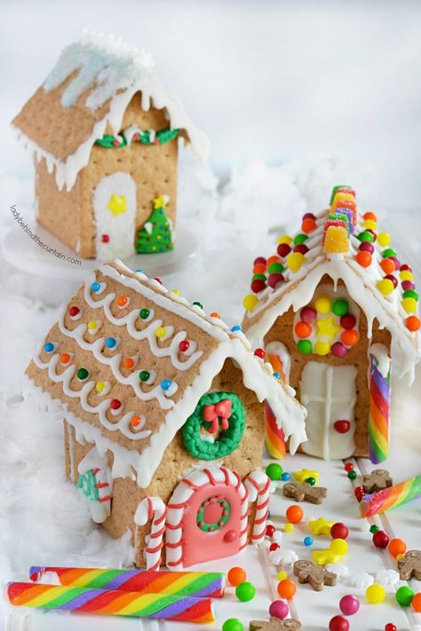 How to Make and Decorate a Mini Graham Cracker House Cake Topper Gingerbread House Decorating Ideas, Graham Cracker Gingerbread, Gram Cracker, Graham Cracker House, Graham Cracker Gingerbread House, Cracker House, Gingerbread House Decorating, House Decorating Ideas, Mini Gingerbread House