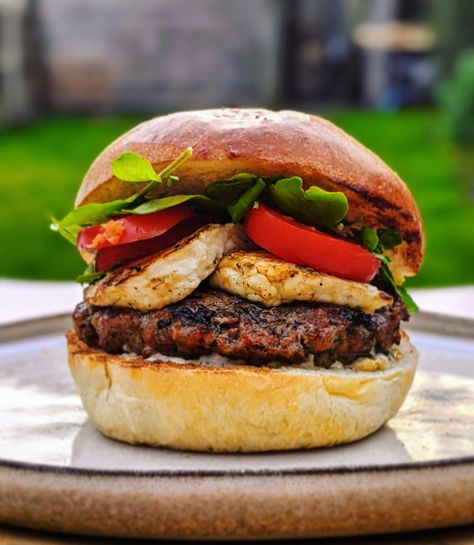 Best ever Lamb and halloumi burgers! Lamb Burger Recipes, Halloumi Burger, Lamb Burgers, Mediterranean Food, Easter Weekend, Sun Is Shining, Burger Recipes, Fresh Mint, Mediterranean Recipes