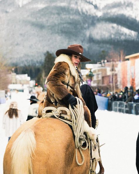 The Riders - Probably some of the warmest looking cowgirls and boys you’ll ever see! The outfits for skijoring didn’t let down as these… | Instagram Skijoring Outfit, Western Winter, Style Roots, Winter Shoot, Hat Bar, Mountain Mama, Cowboy Aesthetic, Rose Hat, Let Down