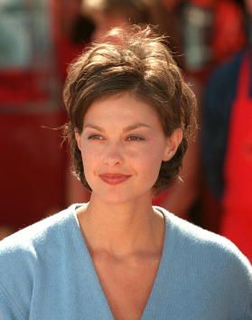 Ashley Judd Ashley Judd Hair, Ashley Judd 90s Short Hair, Ashley Judd 90s, Ashley Judd Short Hair, Meg Ryan Hairstyles, Iconic Hair, Fence Privacy, Ashley Judd, Meg Ryan