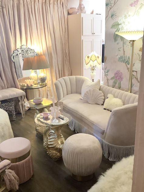 Old Hollywood Glamour Room, Vintage Glamour Room Aesthetic, Old Hollywood Room, Hollywood Glam Room, Retro Glam Aesthetic Room, Pink Hollywood Glam Bedroom, Old Hollywood Aesthetic Room, 80s Pink Living Room, 80s Luxury Bedroom Aesthetic