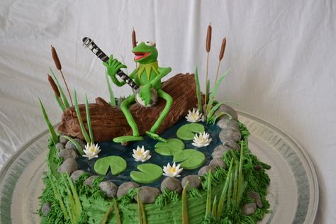 Birthday Cake with muppet Kermit the frog playing banjo.  Buttercream... Muppets Birthday Party, Muppets Birthday, Frog Food, Muppets Party, Kermit Memes, Frog Cake, Frog Party, Frog Stuff, Cake Wrecks