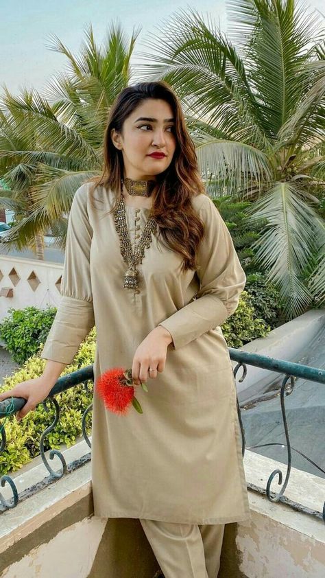 Plain Kurti Designs, Plain Fashion, New Kurti Designs, Simple Kurti Designs, Pakistani Fashion Casual, Sheath Dresses, Stylish Short Dresses, Casual Indian Fashion, Pakistani Dresses Casual