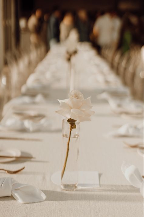 Single Rose Centerpiece Wedding, Single Flower Centerpiece Wedding, Rose Wedding Table Decor, Single Rose Centerpiece, Rose Centerpiece Wedding, Rose Wedding Reception, Rose Centerpieces Wedding, Neutral Wedding Decor, Minimal Candles