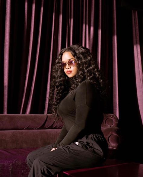 H.e.r Aesthetic Singer, H.e.r Singer, Fav Artist, Dark Clothes, H.e.r Aesthetic, Celebrity Look, Model Photography, Beautiful Black Women, Female Artists